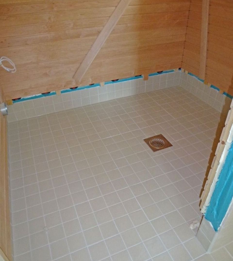 Kylpyhuoneen lattian asennusta