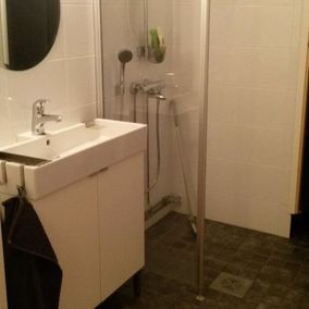 Kylpyhuoneen pesuallas ja suihkukaappi
