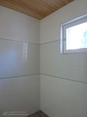 Valkoiset kylpyhuonekaakelit