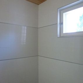 Valkoiset kylpyhuonekaakelit